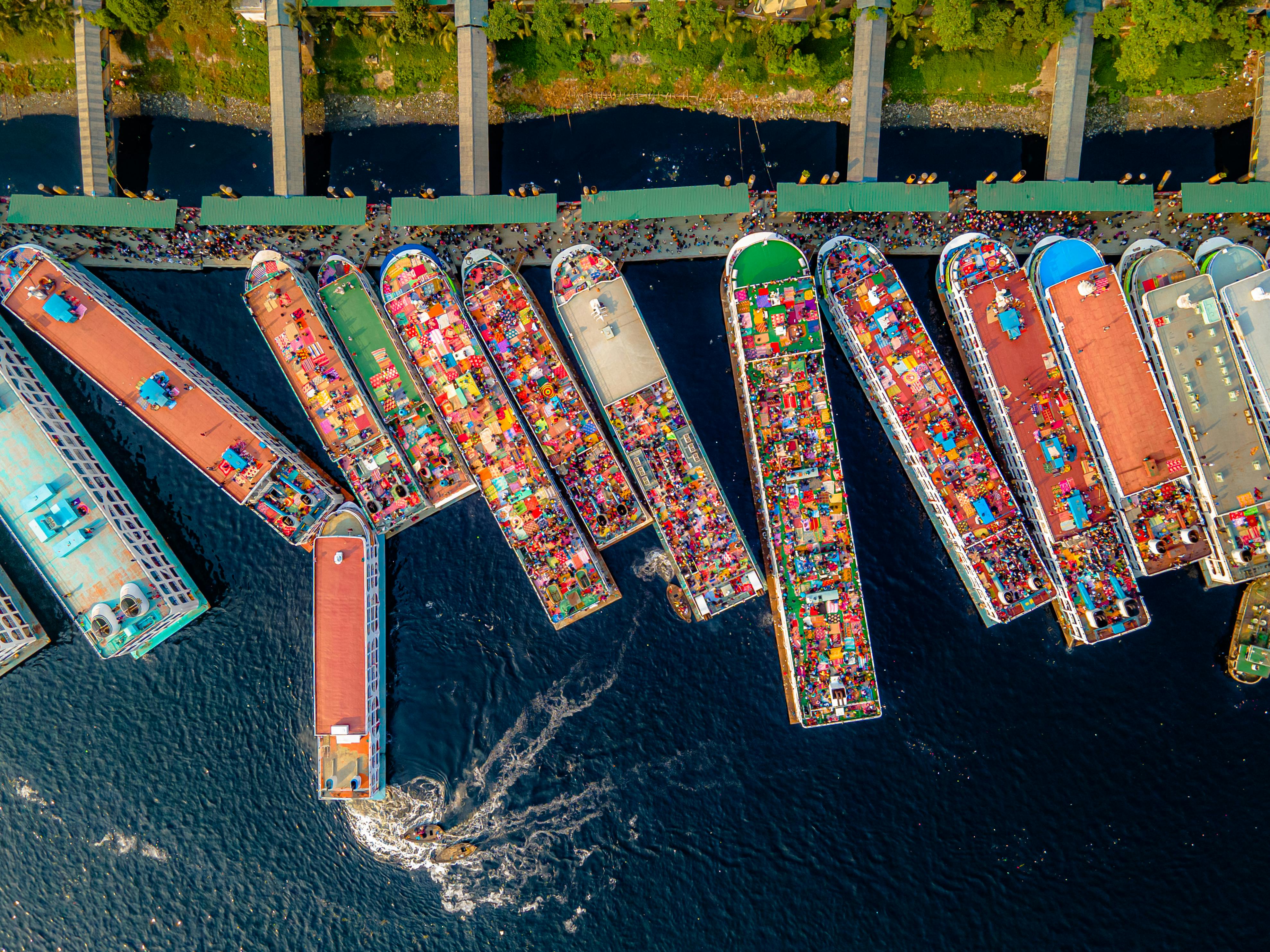 Navă portcontainer pe mare