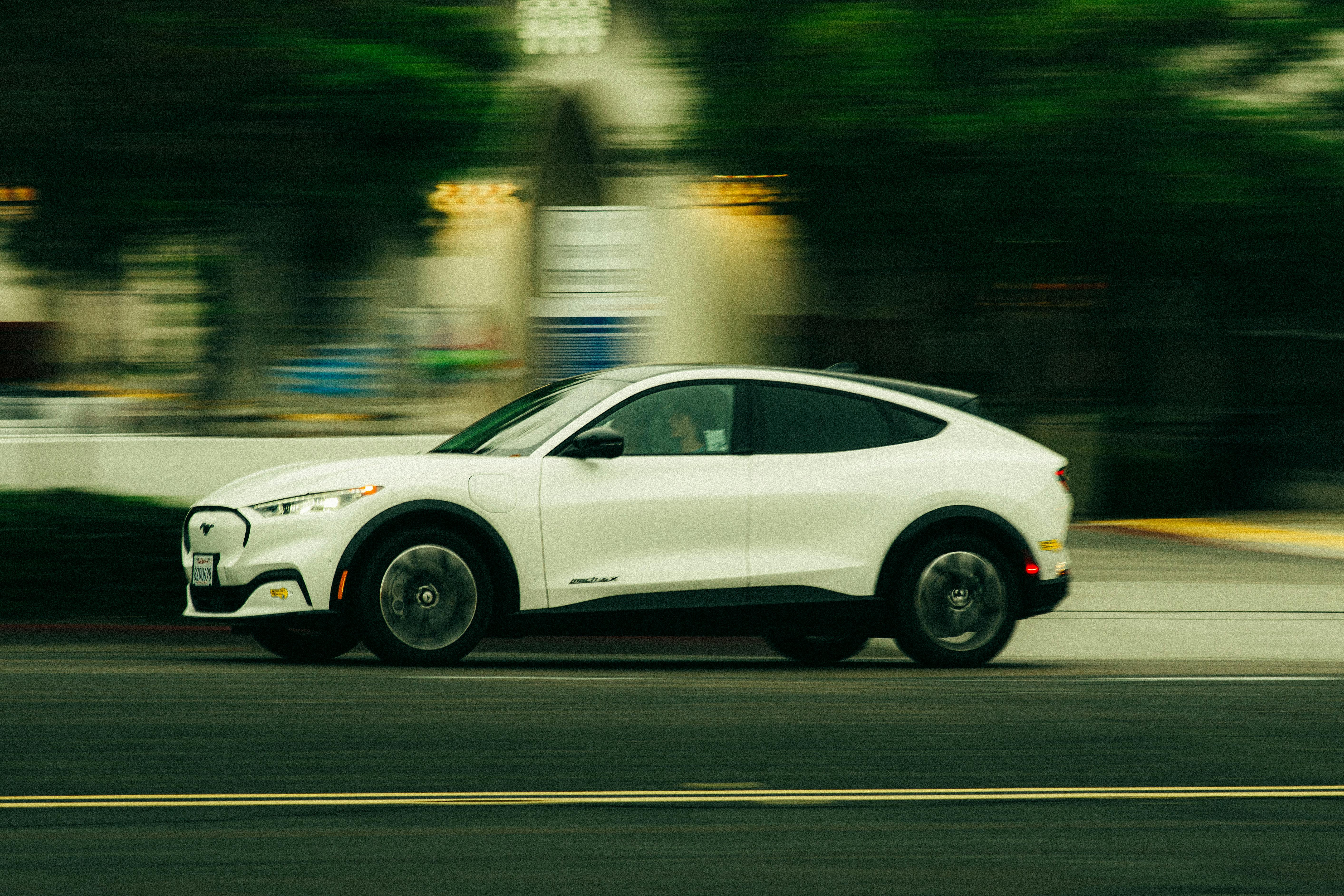 Mașină electrică la o stație de încărcare