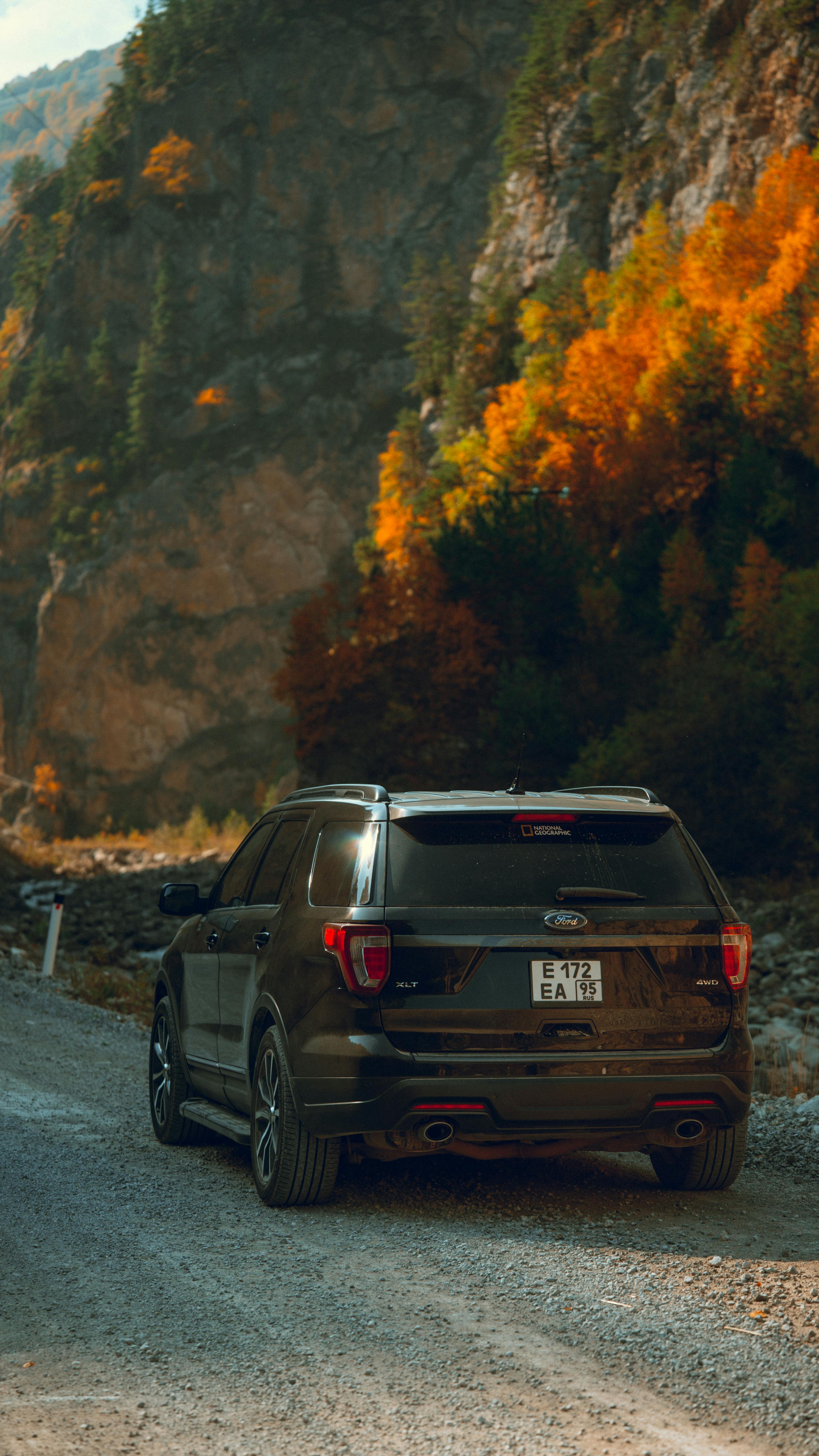 Crossover pe un drum de pietriș la munte toamna