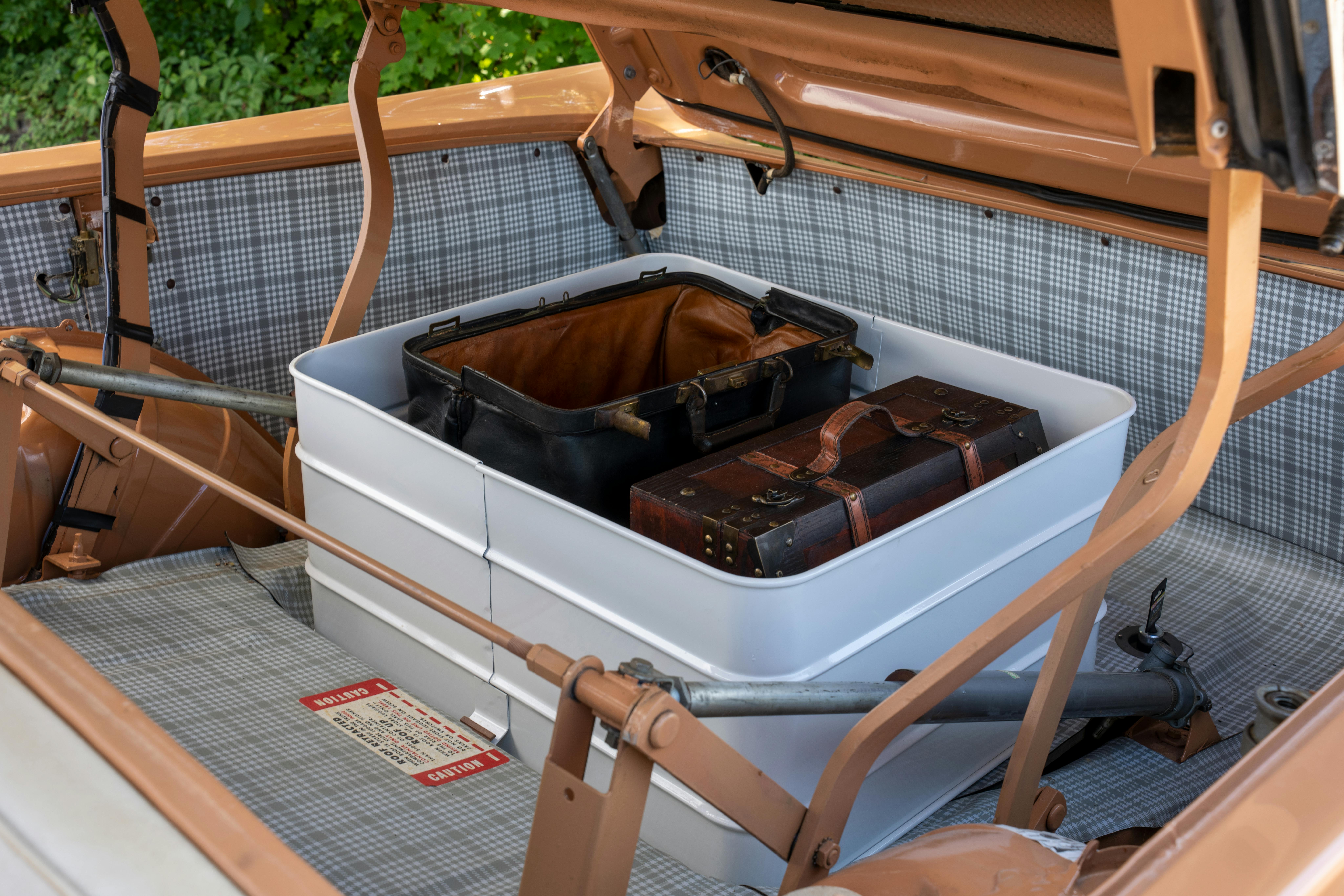 Открытый багажник современного кроссовера