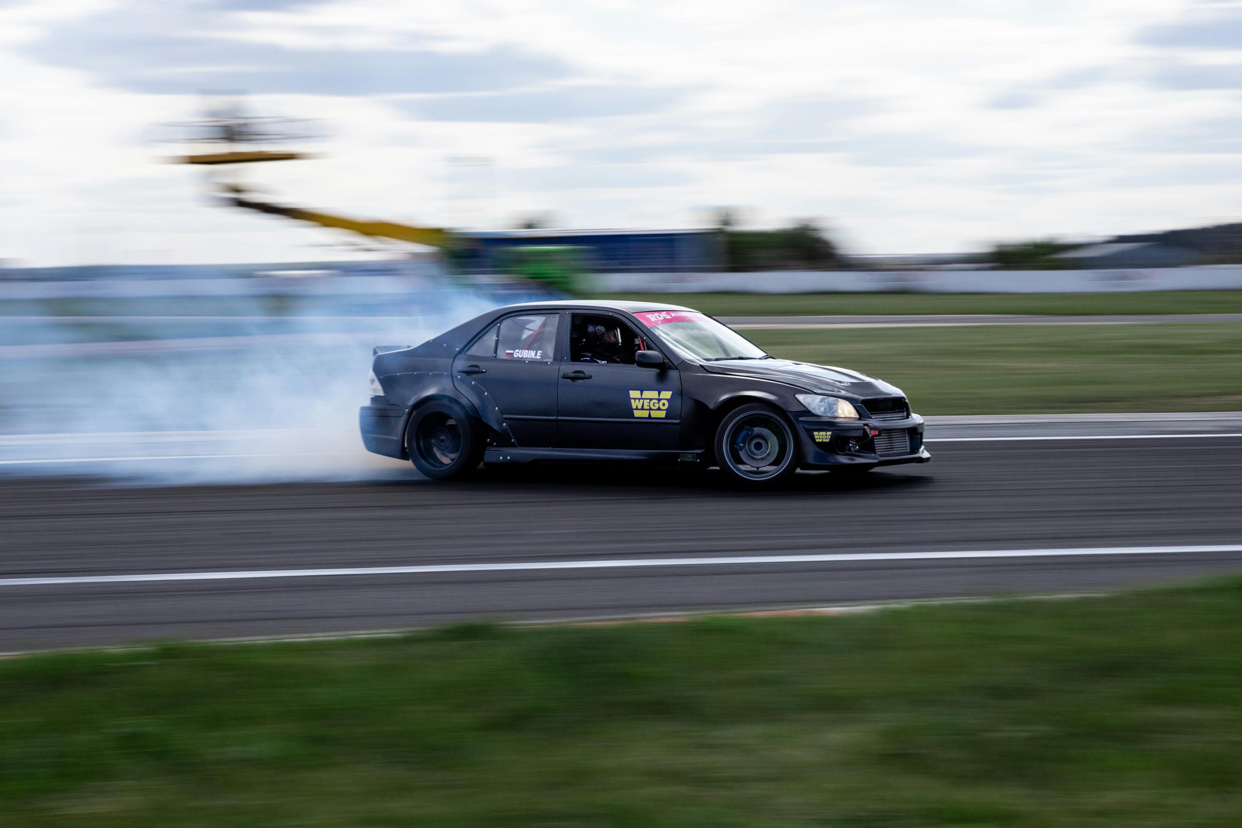 Samochód na torze testowym z aparaturą pomiarową