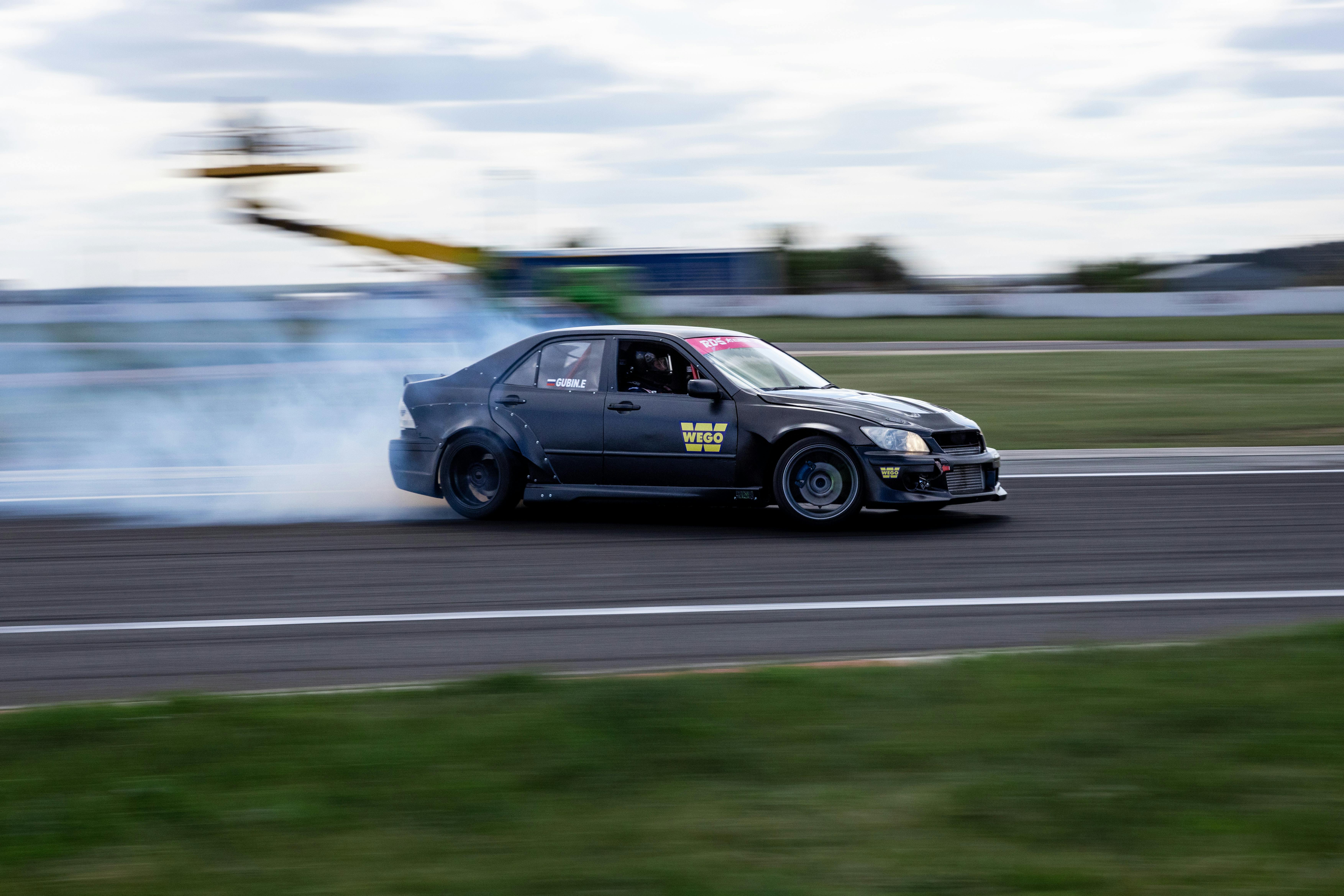 Автомобіль на тестовому полігоні з датчиками