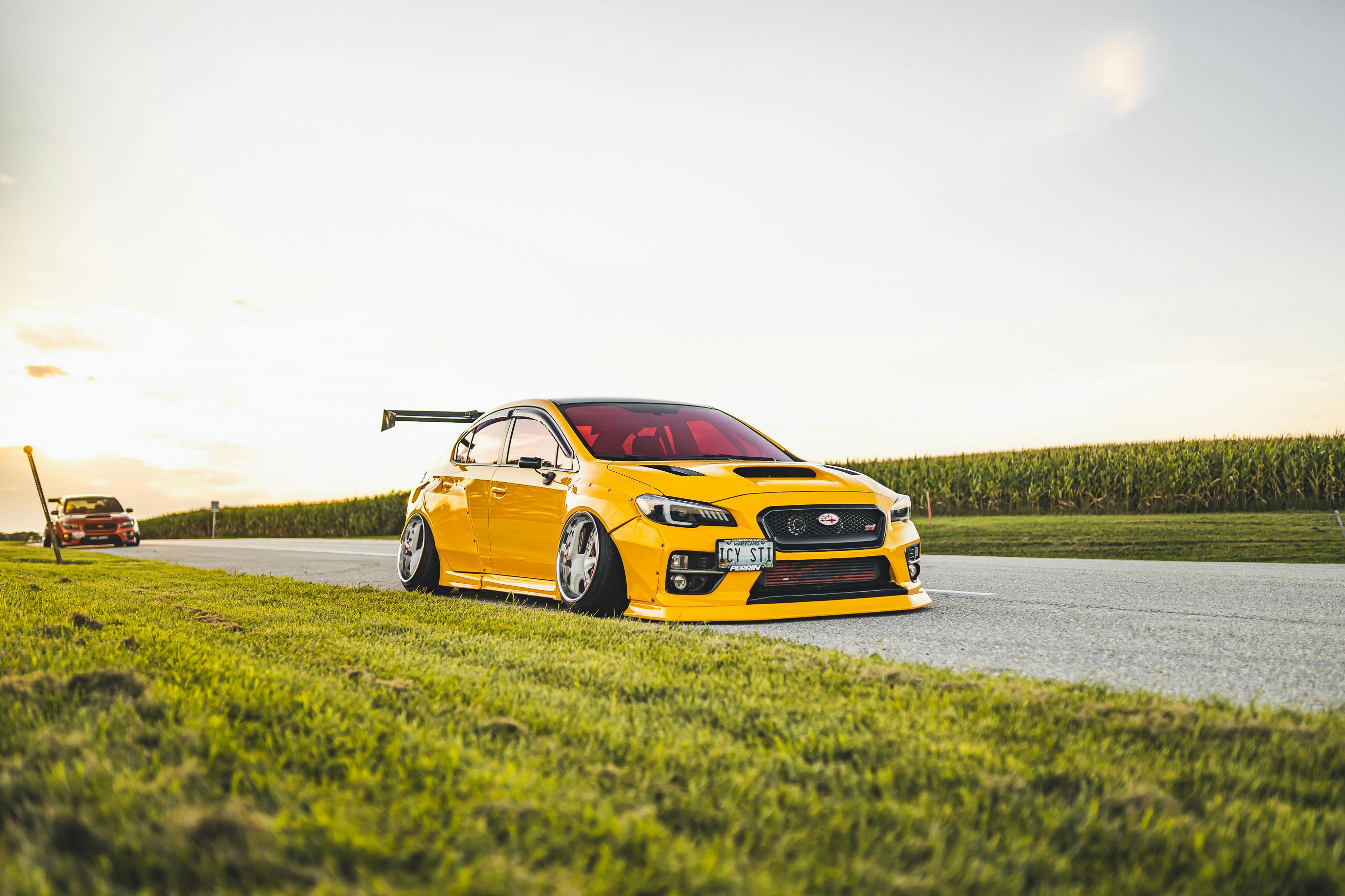 Mașină mergând pe un drum montan în Carpați