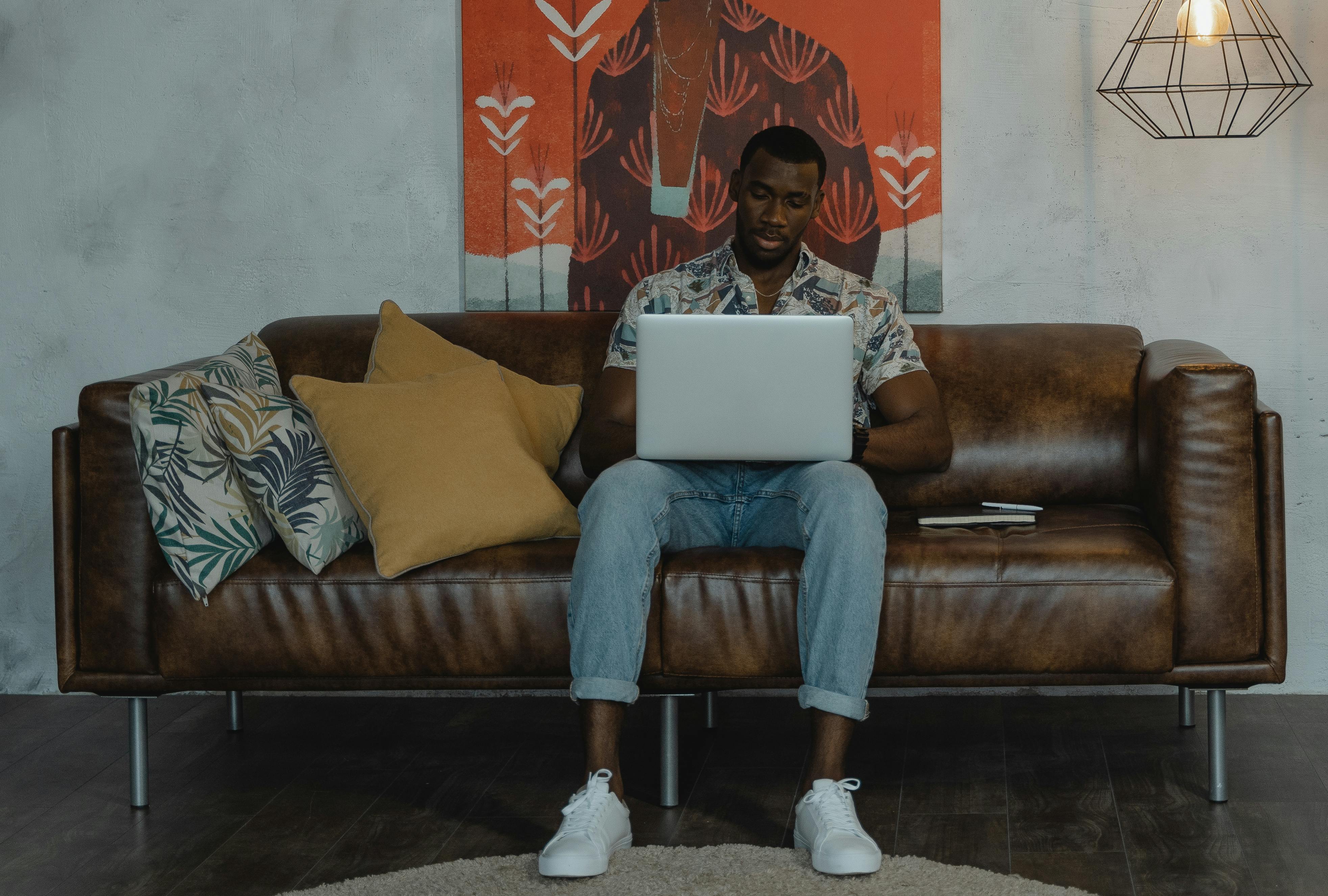 Persoană care încheie o poliță de asigurare online pe laptop.