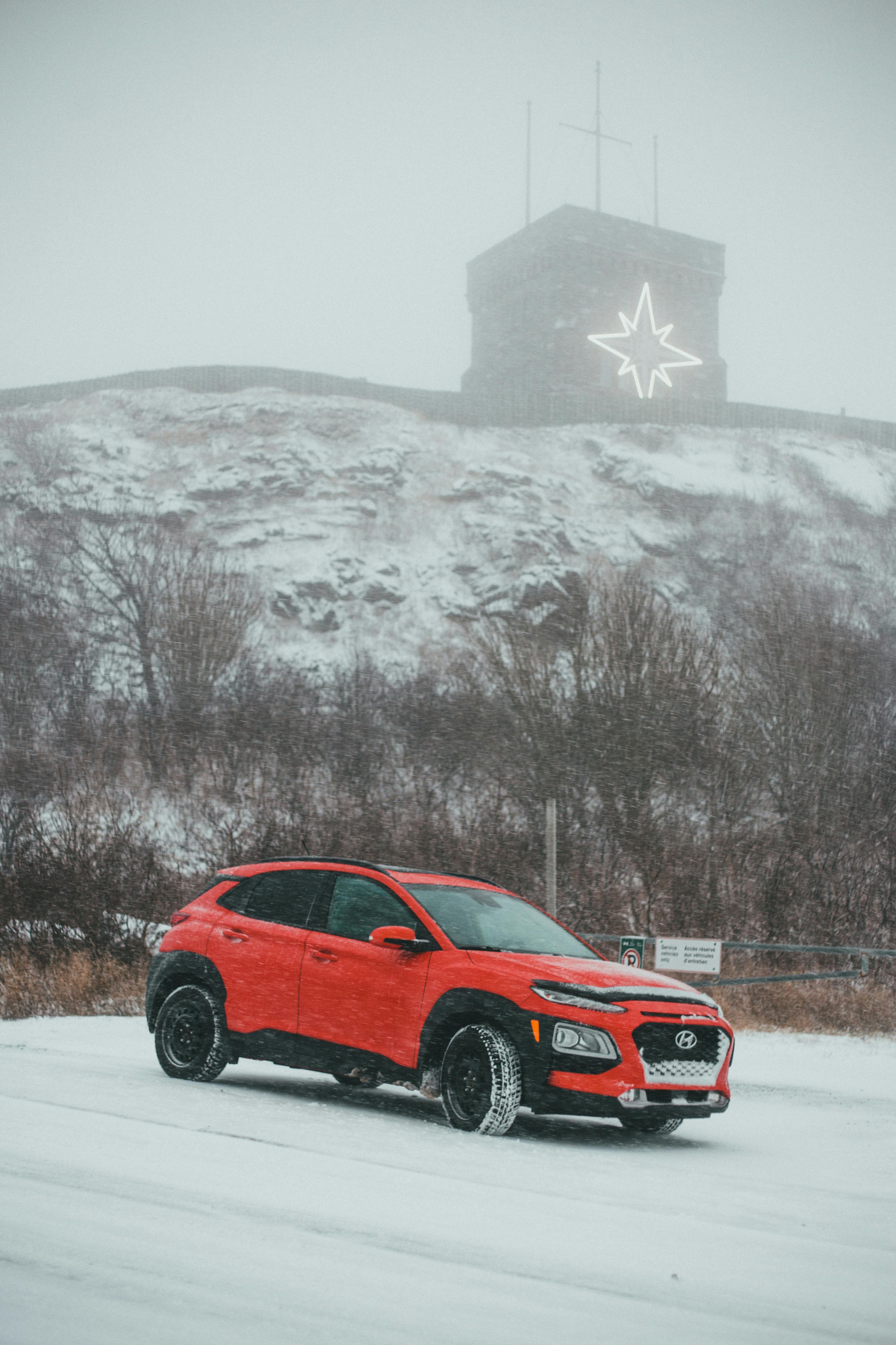 Засніжена дорога та знак небезпеки