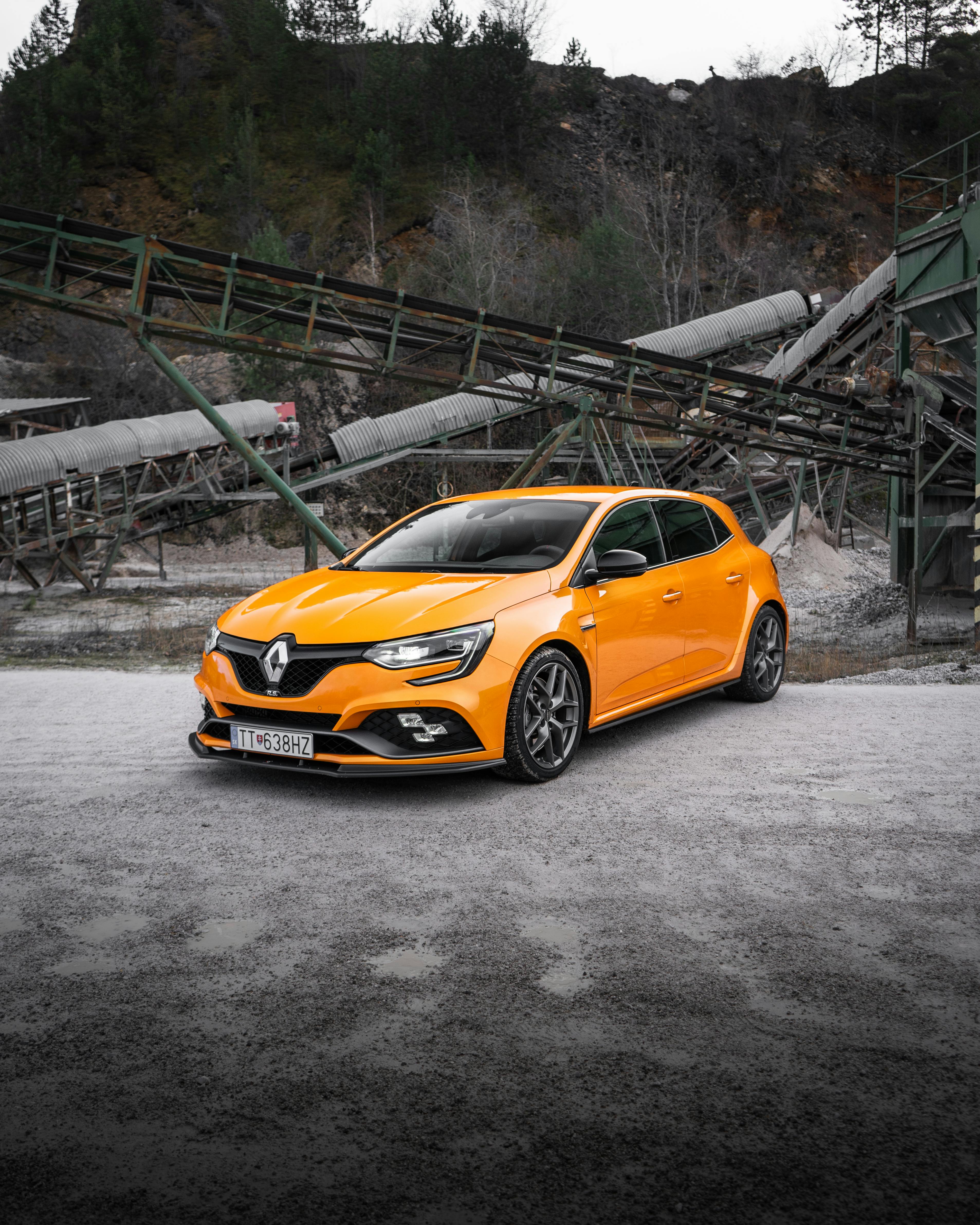 Белый универсал Renault Megane третьего поколения