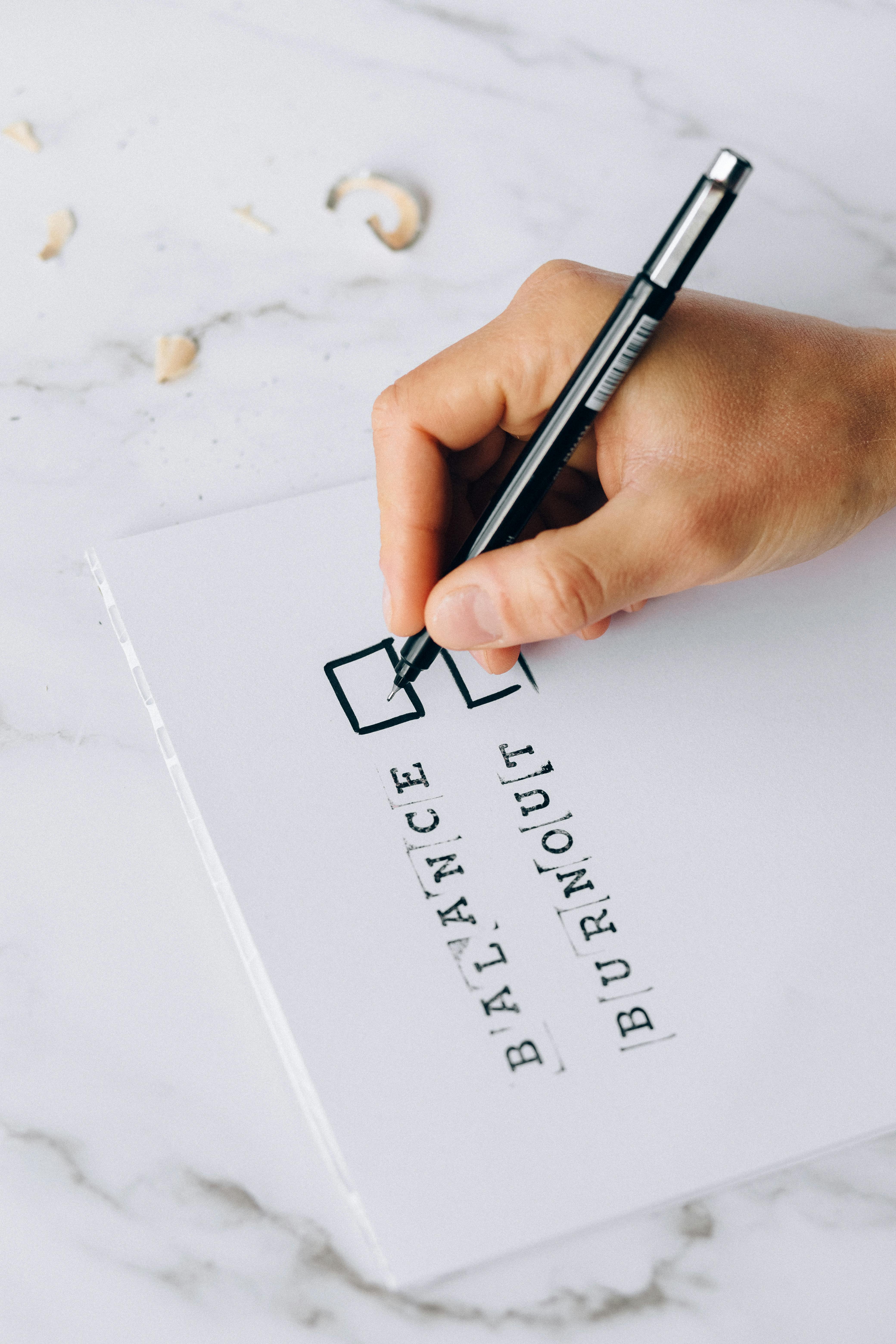 Cheile unei mașini noi așezate pe un contract de vânzare-cumpărare semnat.