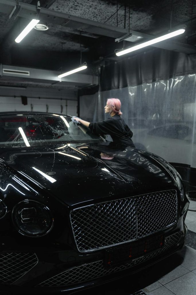 Curățarea interiorului parbrizului mașinii