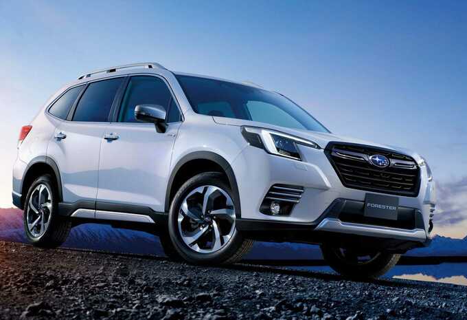 Subaru Forester de culoare albastră în pădure