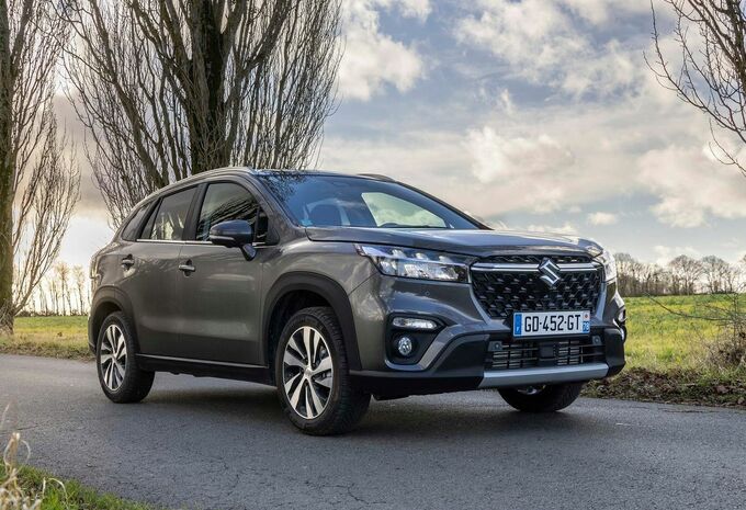 Suzuki S-Cross roșu pe șosea